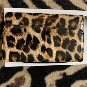 MUNDI Wristlet wallet in patent leopard VINYL